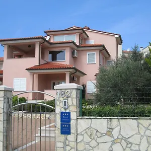 apartments-villa-fernetich.in-istria.net/